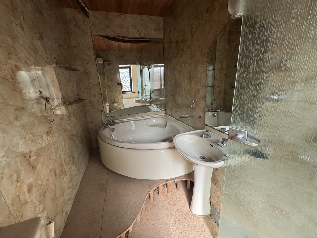 Lot: 178 - DETACHED COTTAGE FOR IMPROVEMENT AND REPAIR WITH LARGE GARAGE - En-suite bathroom